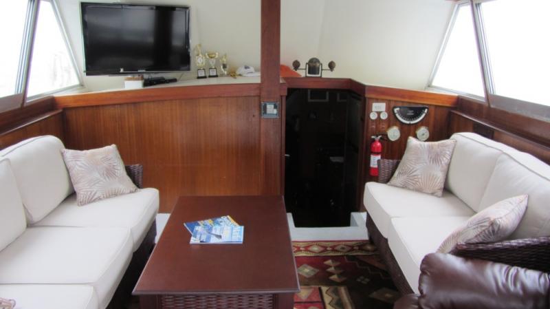 Ruthles Roatan Charters main salon